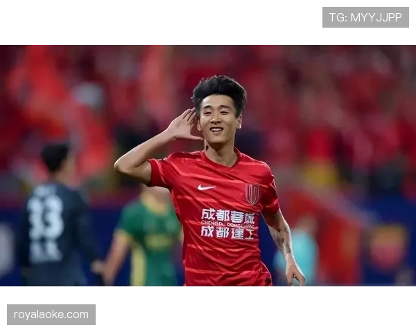 韦世豪居然在家一身便服,跟球场上的那个狂野哥根本不是一个人啊! 韦世豪居然在家一身便服,跟球场上的那个狂野哥根本不是一个人啊!